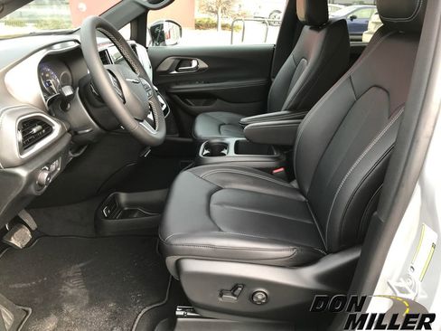 New 2026 Chrysler Pacifica Select image 14