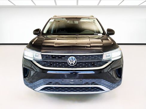 Used 2022 Volkswagen Taos SE FWD image 2