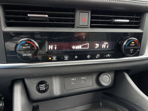 Used 2024 Nissan Rogue SV image 16