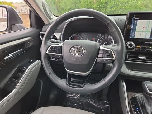 Used 2022 Toyota Highlander Platinum image 17