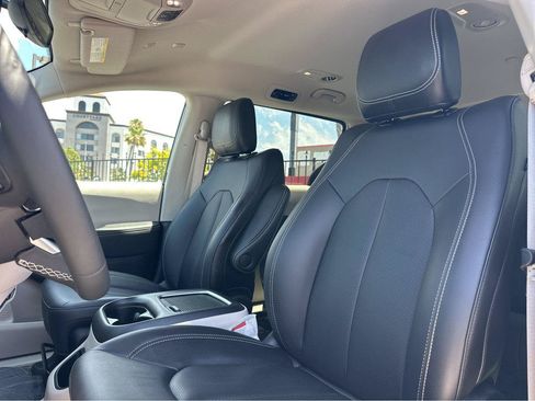 Used 2024 Chrysler Pacifica Limited FWD image 7