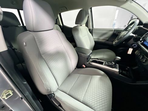 Used 2020 Toyota Tacoma SR5 w/ SR5 Appearance Package (SM) image 30