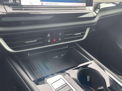 New 2025 Volkswagen Atlas SE image 29