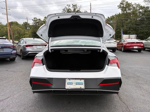 Used 2025 Hyundai Elantra Limited FWD image 11