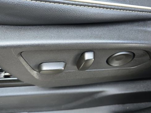 Used 2024 GMC Yukon SLT image 12