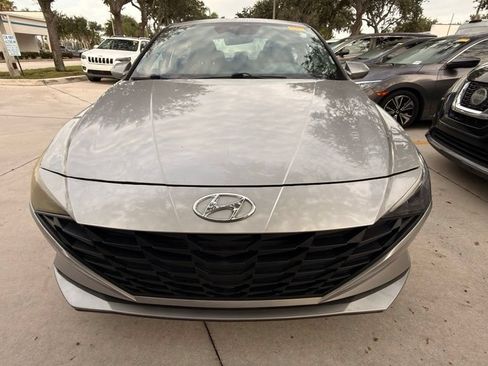Used 2021 Hyundai Elantra SEL FWD image 3