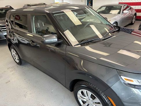 Used 2022 Kia Soul LX image 3