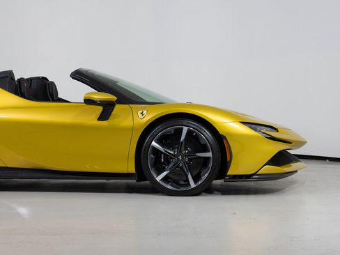 Used 2022 Ferrari SF90 Spider image 15