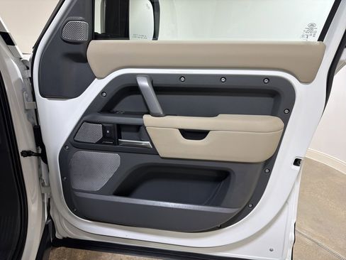 Used 2024 Land Rover Defender 130 X-Dynamic SE image 23