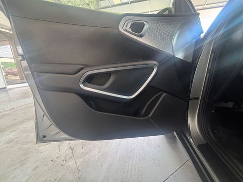 Used 2025 Kia Soul LX w/ LX Technology Package FWD image 25