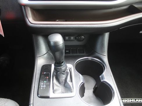 Used 2019 Toyota Highlander LE FWD image 32