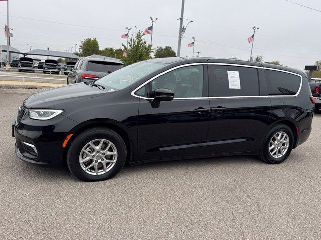 Used 2025 Chrysler Pacifica Select FWD image 3