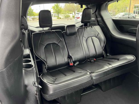 Used 2019 Chrysler Pacifica Limited w/ Advanced Safetytec Group FWD image 31