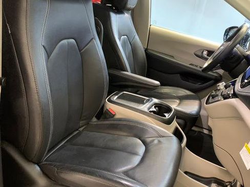 Used 2022 Chrysler Pacifica Touring-L w/ Uconnect Theater Family Group AWD/4WD image 58