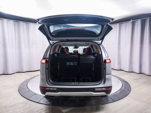 Used 2024 Kia Carnival EX image 28