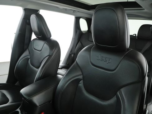 Used 2019 Jeep Cherokee Limited w/ Technology Group AWD/4WD image 4