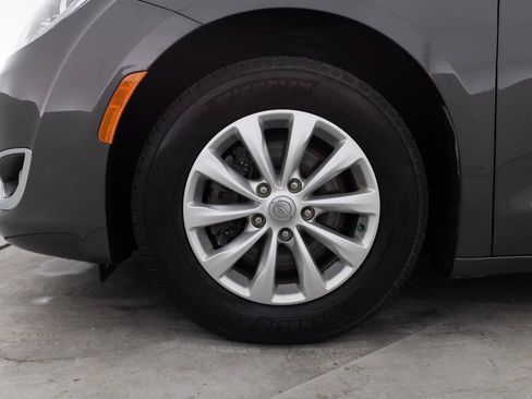 Used 2018 Chrysler Pacifica Touring-L w/ Premium Audio Group FWD image 17