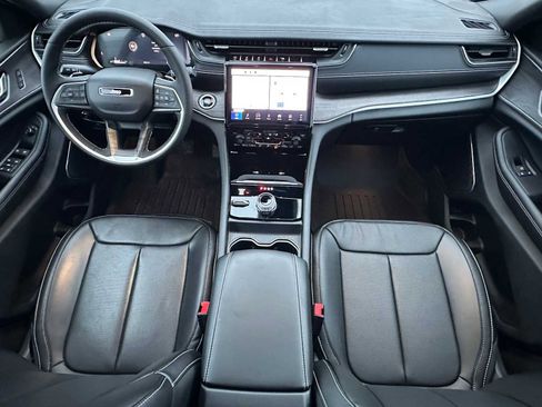 Used 2025 Jeep Grand Cherokee Limited w/ Luxury Tech Group II image 18