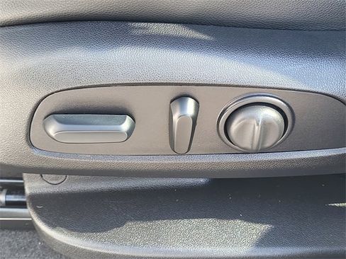 Used 2024 GMC Terrain SLT image 21