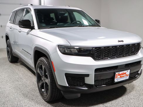 Used 2023 Jeep Grand Cherokee L Laredo image 5