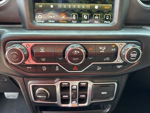 Used 2018 Jeep Wrangler Unlimited Sahara AWD/4WD image 38