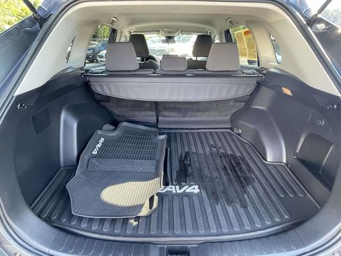 Used 2021 Toyota RAV4 XLE FWD image 10