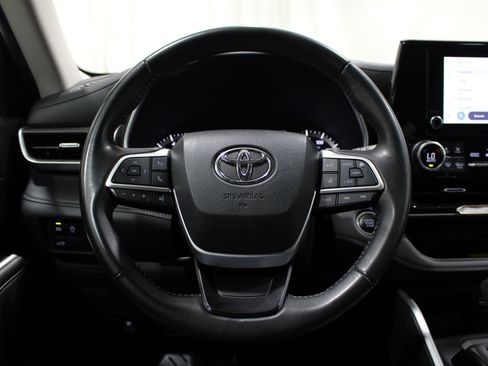 Used 2024 Toyota Highlander XLE AWD/4WD image 10
