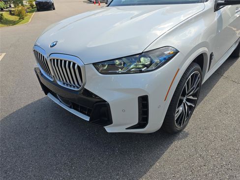New 2026 BMW X5 xDrive40i w/ M Sport Package AWD/4WD image 9