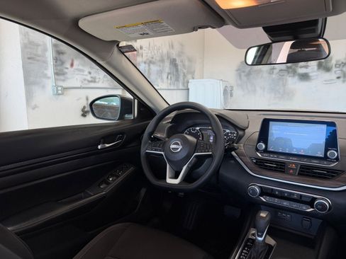 Used 2025 Nissan Altima 2.5 SV image 33