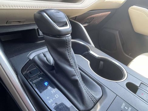 Used 2021 Toyota Highlander XLE AWD/4WD image 31
