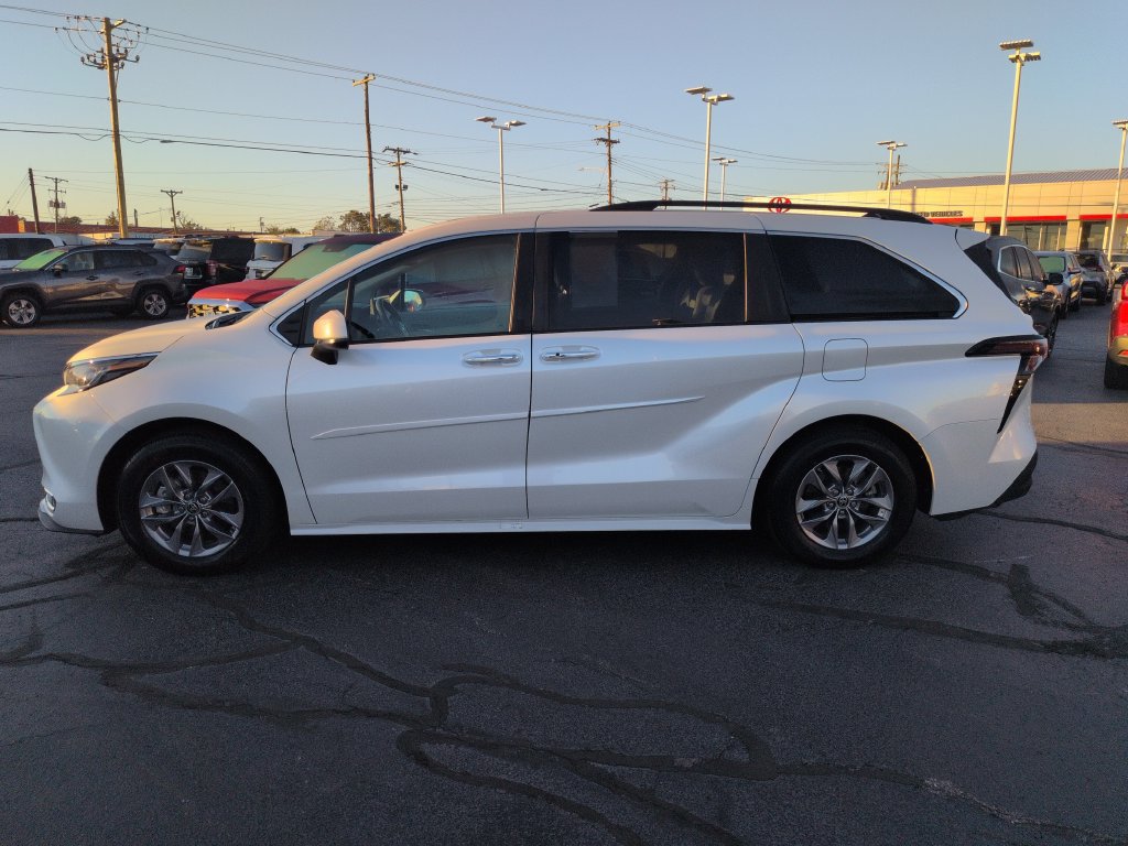 Certified 2023 Toyota Sienna XLE FWD image 2