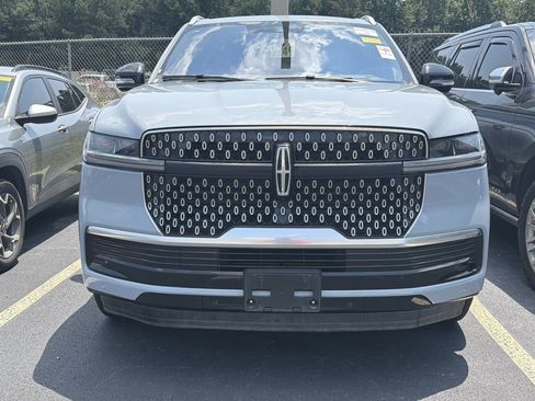 Used 2025 Lincoln Navigator L Reserve AWD/4WD image 10