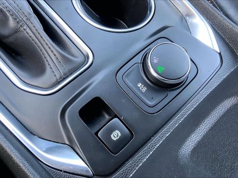 Used 2021 Chevrolet Traverse LT w/ LT Premium Package image 32