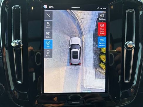 Used 2025 Volvo XC40 B5 Plus image 28