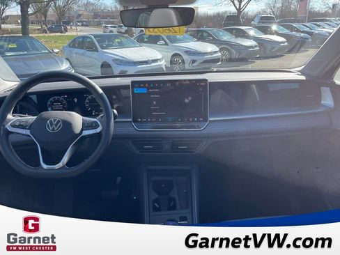 Used 2025 Volkswagen Tiguan SE image 13