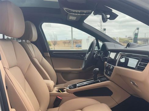 Used 2025 Porsche Macan image 17