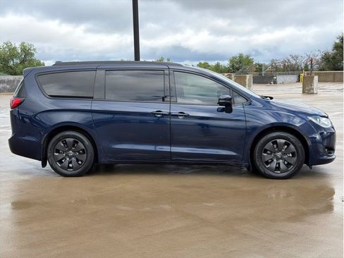Used 2020 Chrysler Pacifica Limited w/ Advanced Safetytec Group FWD image 9