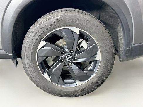 Used 2025 Nissan Rogue SV w/ SV Premium Package FWD image 11