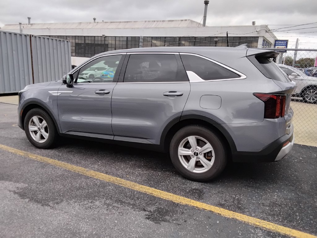 Used 2024 Kia Sorento LX FWD image 6
