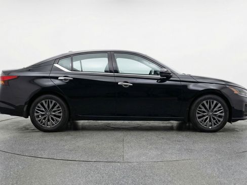 Used 2025 Nissan Altima 2.5 SV image 11