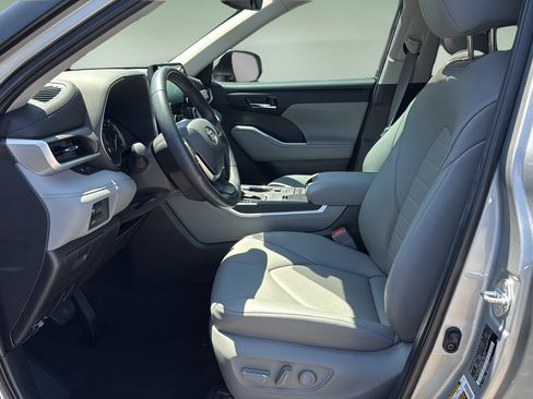 Used 2022 Toyota Highlander XLE FWD image 11