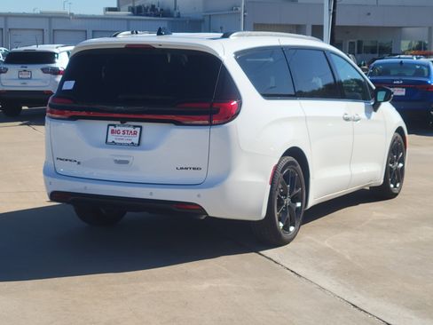 New 2026 Chrysler Pacifica Limited w/ S Appearance Package image 5