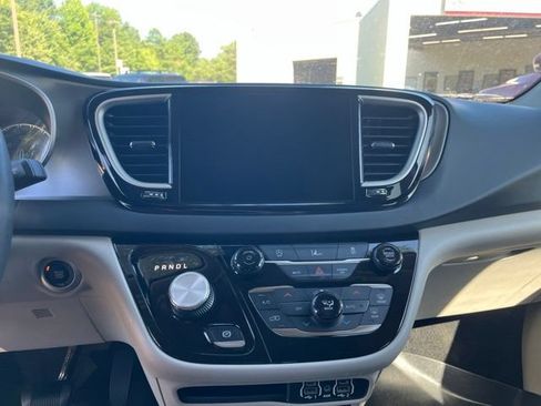 Used 2022 Chrysler Pacifica Touring-L FWD image 22