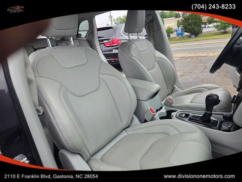 Used 2019 Jeep Cherokee Limited AWD/4WD image 14