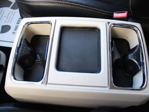 Used 2016 Chrysler Town & Country Touring w/ Driver Convenience Group image 39