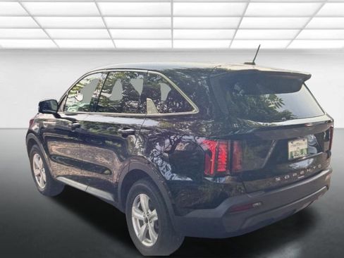 Used 2022 Kia Sorento LX FWD image 2