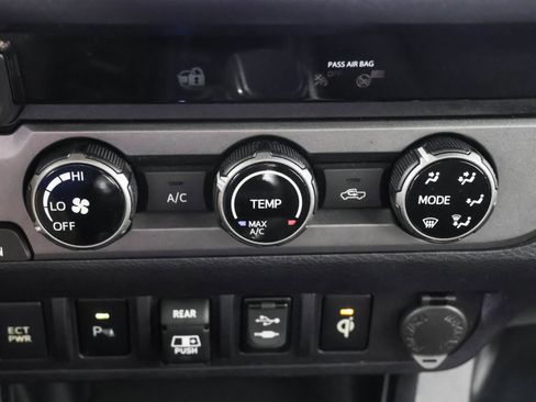 Used 2018 Toyota Tacoma TRD Off-Road w/ Technology Package AWD/4WD image 30