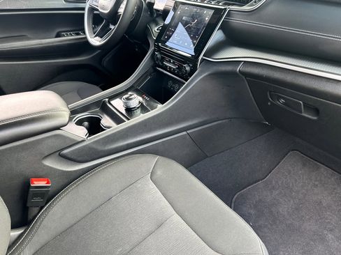 Used 2025 Jeep Grand Cherokee Laredo X w/ Trailer Tow Package image 17