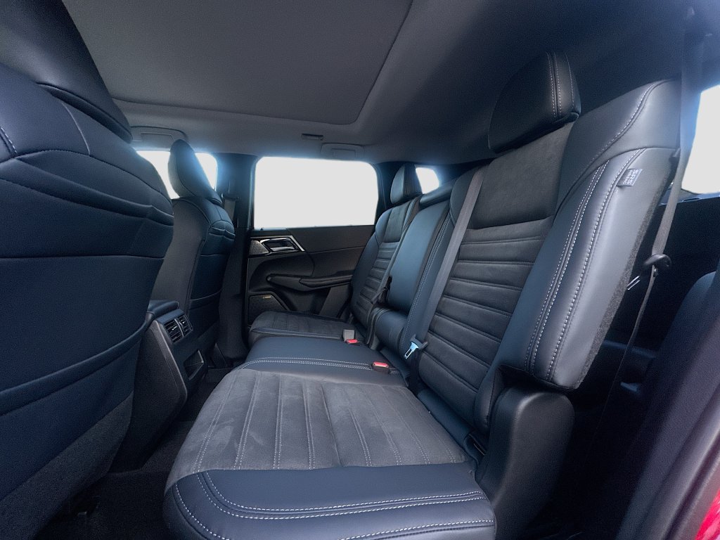 Used 2025 Mitsubishi Outlander SE FWD image 26