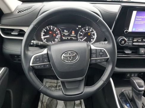 Used 2023 Toyota Highlander LE AWD/4WD image 18
